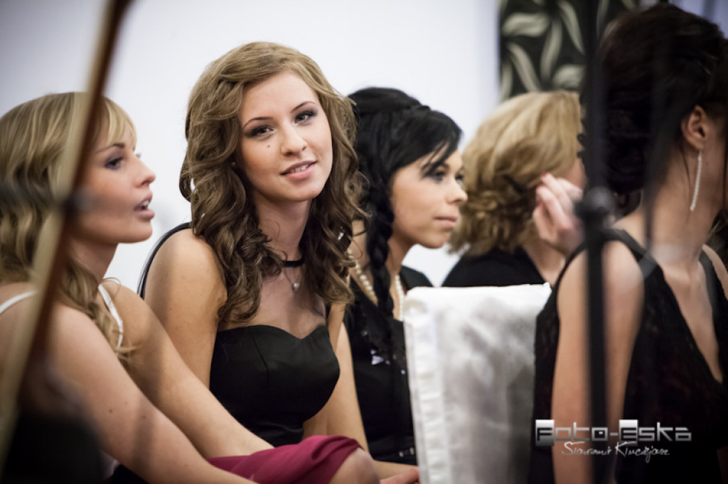 Licealiści ZS nr 1 im. KEN w Szczecinku na studniówce - fot. Sławomir Kłuciejasz www.FOTO-ESKA.pl