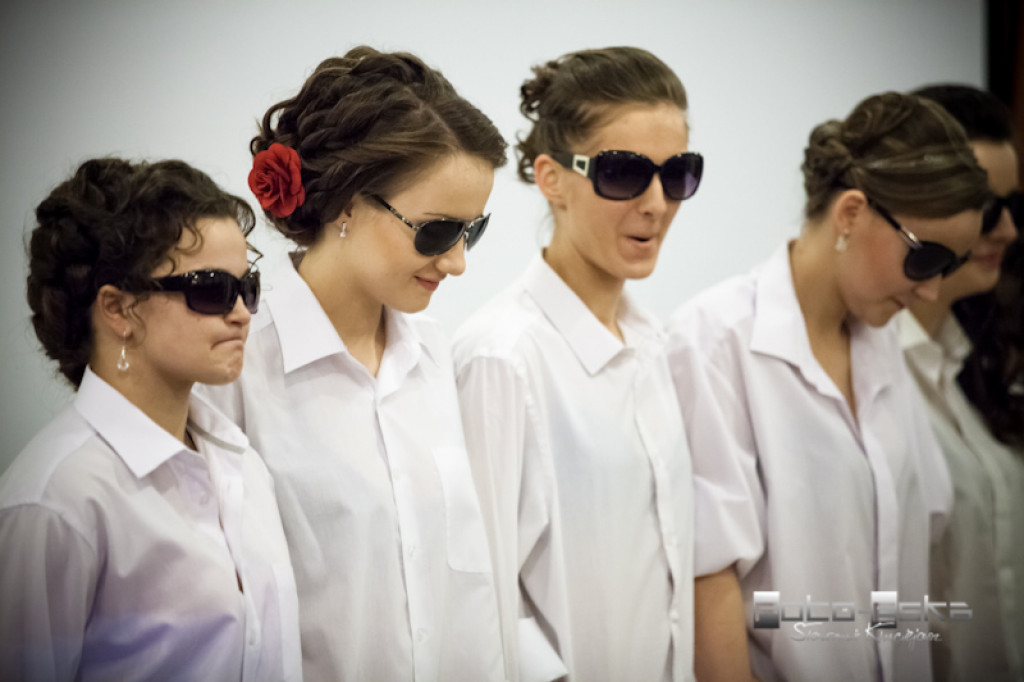 Licealiści ZS nr 1 im. KEN w Szczecinku na studniówce - fot. Sławomir Kłuciejasz www.FOTO-ESKA.pl