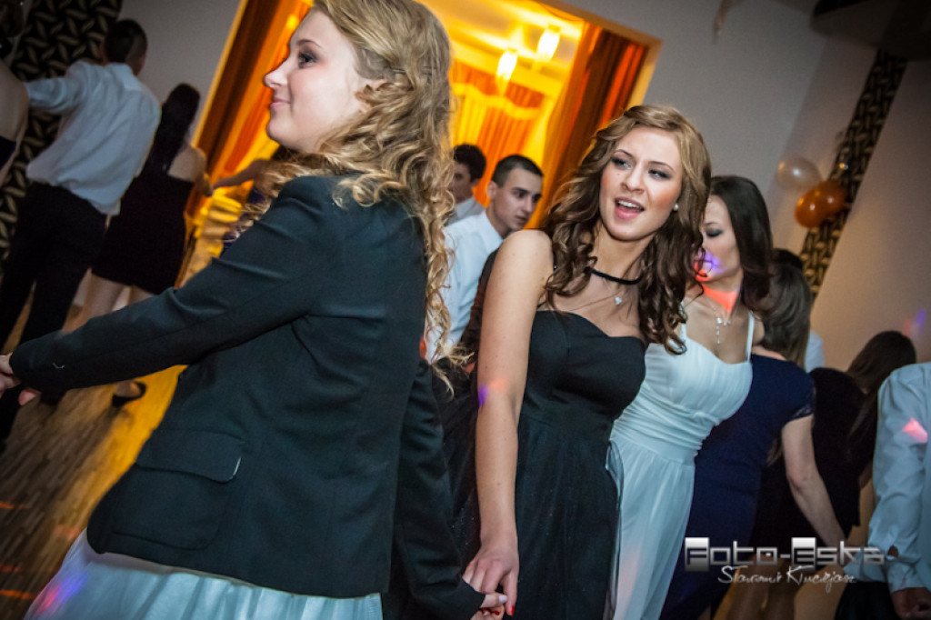 Licealiści ZS nr 1 im. KEN w Szczecinku na studniówce - fot. Sławomir Kłuciejasz www.FOTO-ESKA.pl