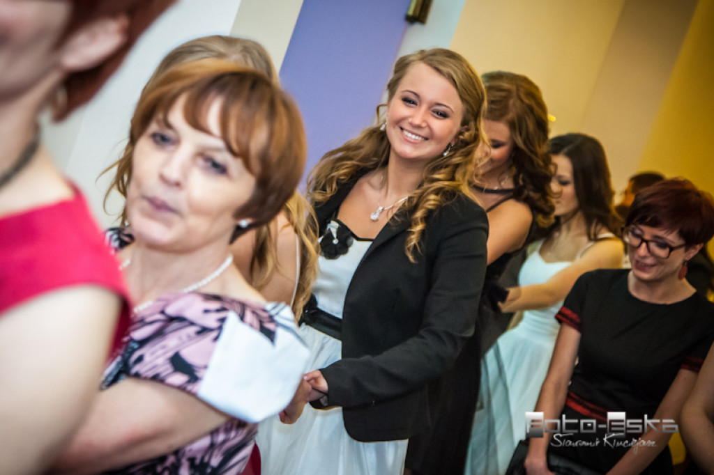 Licealiści ZS nr 1 im. KEN w Szczecinku na studniówce - fot. Sławomir Kłuciejasz www.FOTO-ESKA.pl