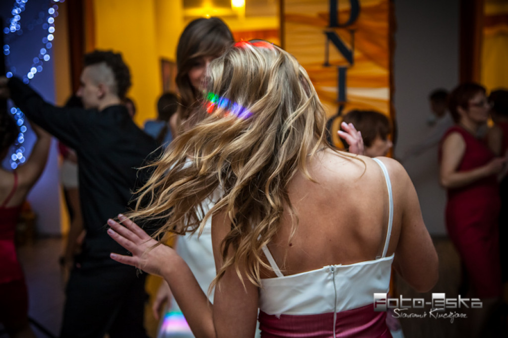 Licealiści ZS nr 1 im. KEN w Szczecinku na studniówce - fot. Sławomir Kłuciejasz www.FOTO-ESKA.pl