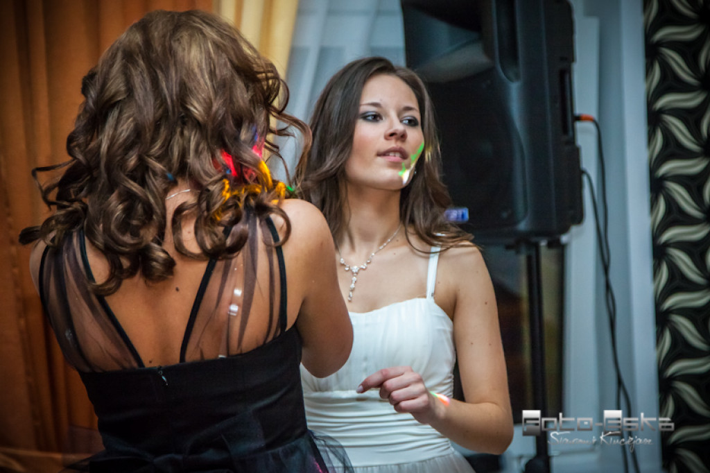 Licealiści ZS nr 1 im. KEN w Szczecinku na studniówce - fot. Sławomir Kłuciejasz www.FOTO-ESKA.pl