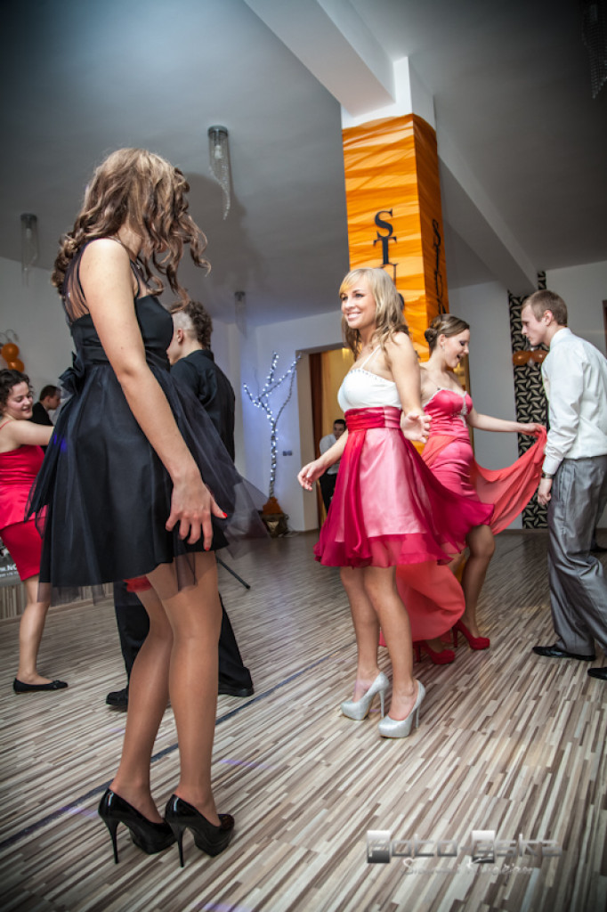 Licealiści ZS nr 1 im. KEN w Szczecinku na studniówce - fot. Sławomir Kłuciejasz www.FOTO-ESKA.pl