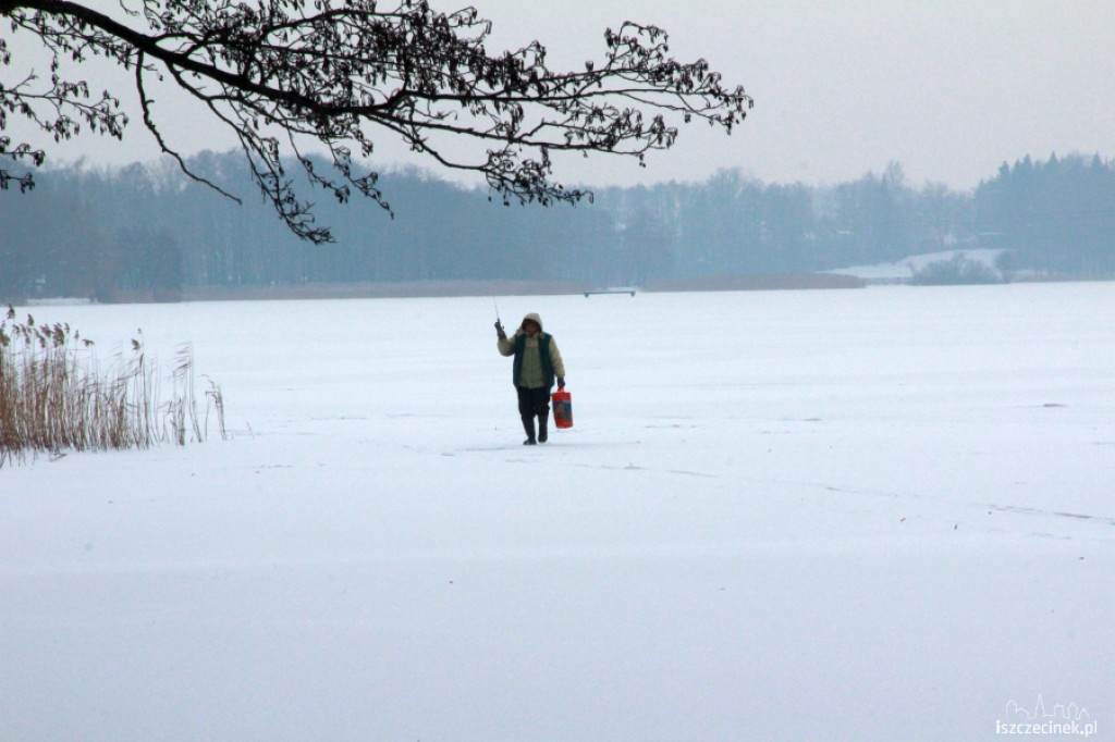 Wędkarze na lodzie