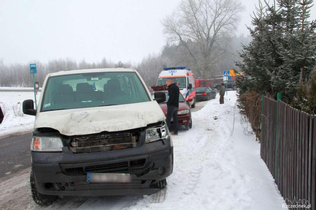 Bus wjechał w osobówkę koło Turowa