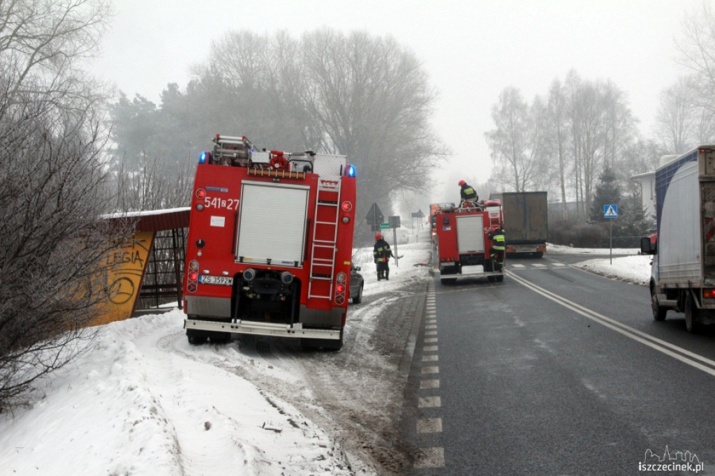 Bus wjechał w osobówkę koło Turowa