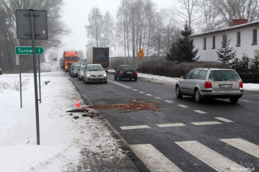 Bus wjechał w osobówkę koło Turowa