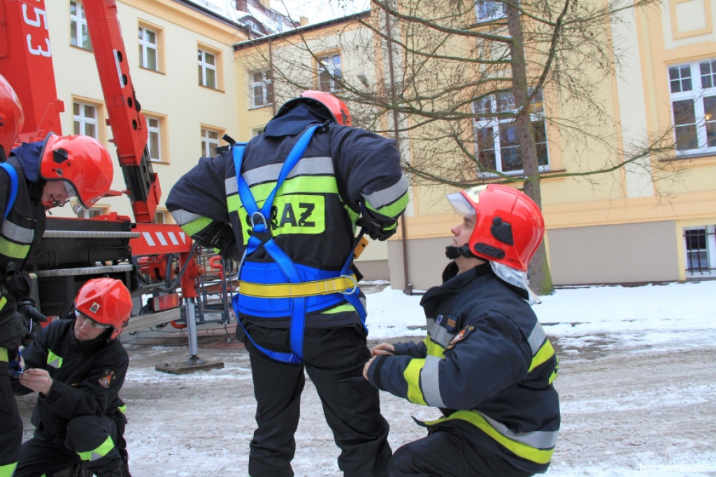 Straż pożarna usuwa sople i śnieg