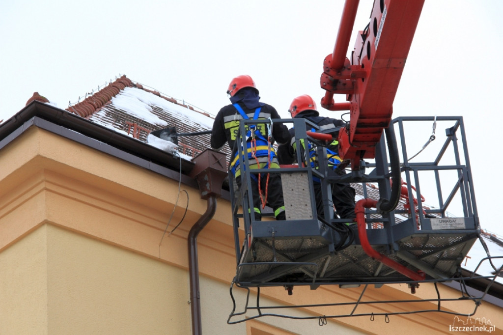 Straż pożarna usuwa sople i śnieg