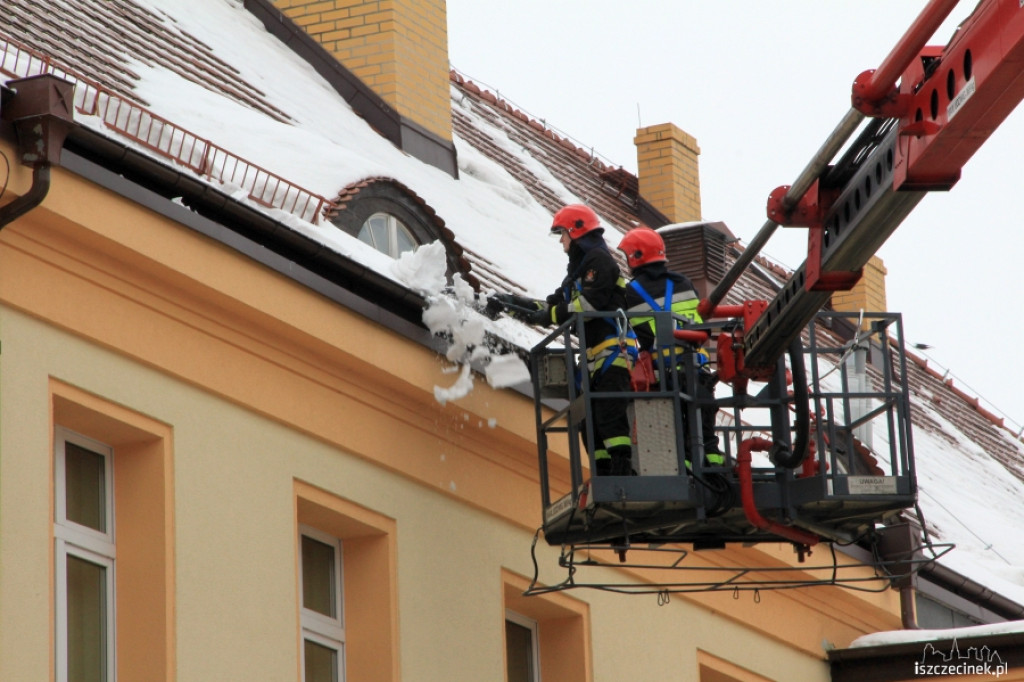 Straż pożarna usuwa sople i śnieg