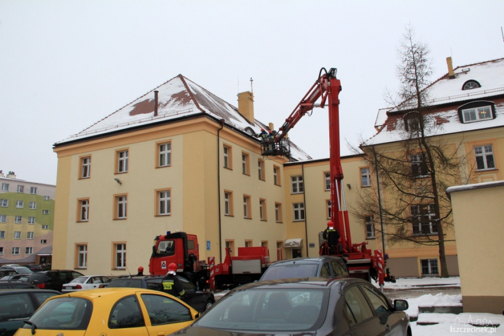 Straż pożarna usuwa sople i śnieg