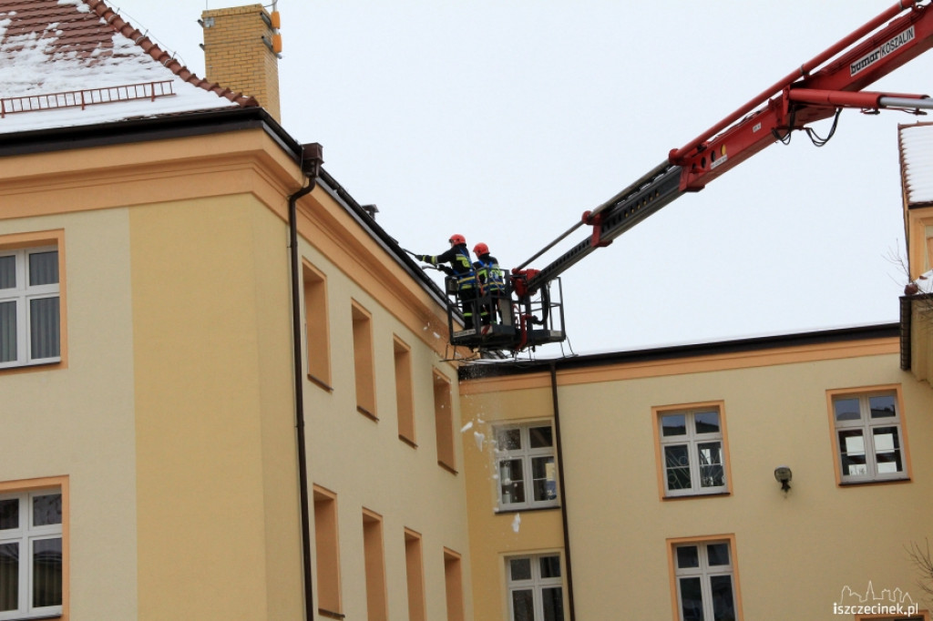 Straż pożarna usuwa sople i śnieg
