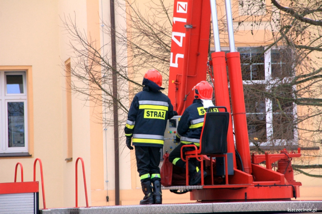 Straż pożarna usuwa sople i śnieg