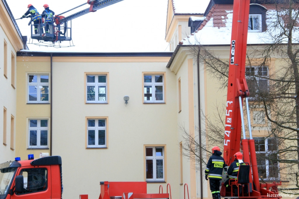 Straż pożarna usuwa sople i śnieg
