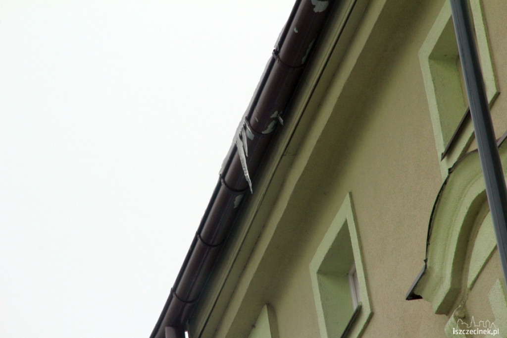 Straż pożarna usuwa sople i śnieg