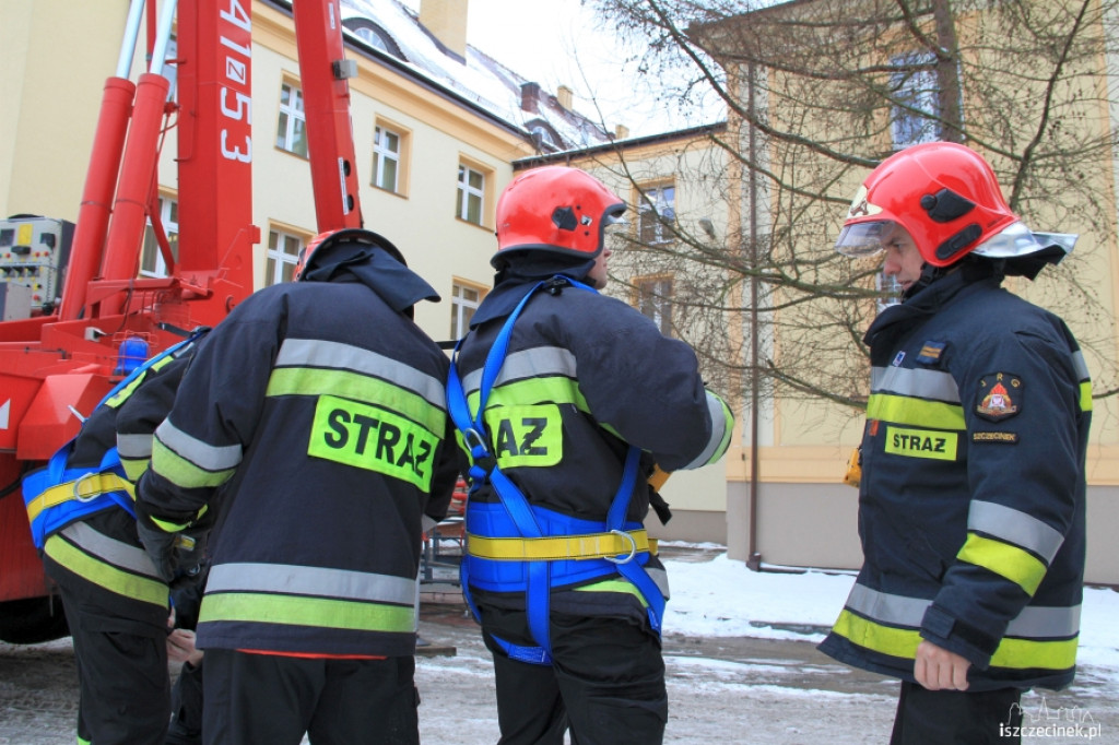 Straż pożarna usuwa sople i śnieg