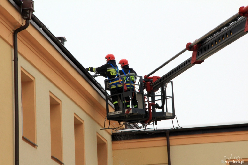 Straż pożarna usuwa sople i śnieg