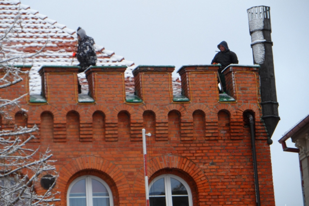 Sprzątanie po nocnych opadach śniegu