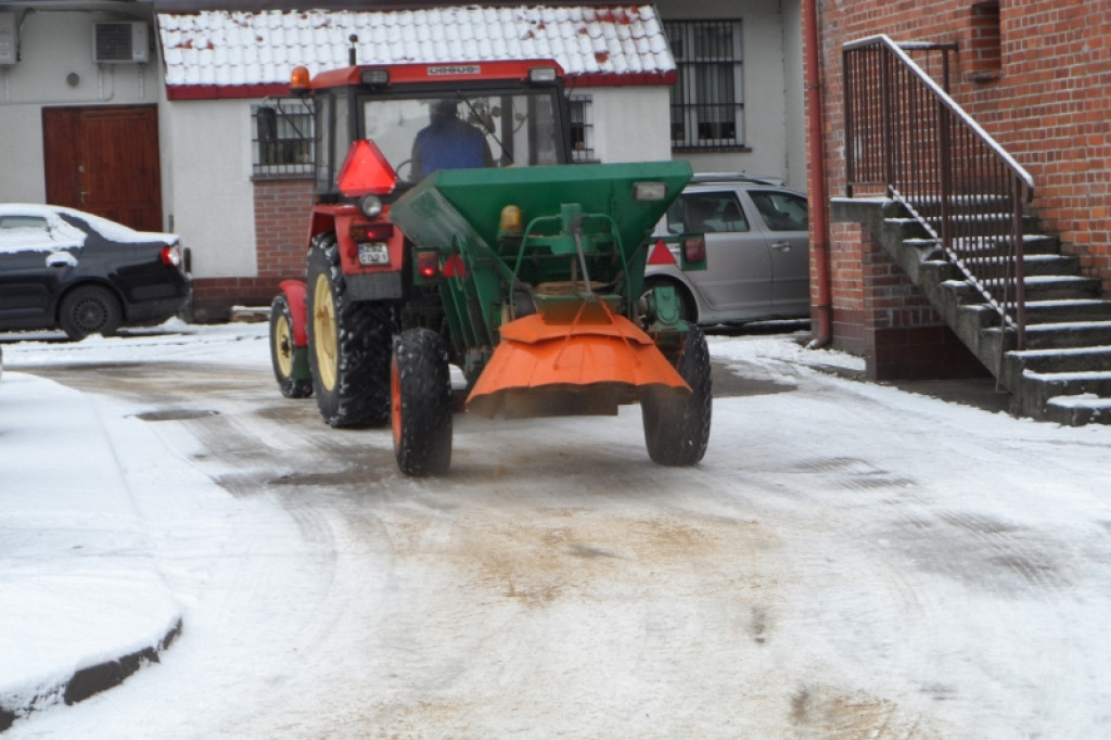 Sprzątanie po nocnych opadach śniegu