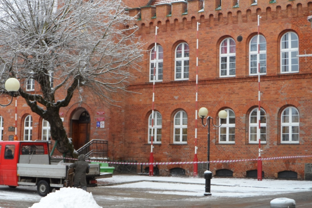 Sprzątanie po nocnych opadach śniegu