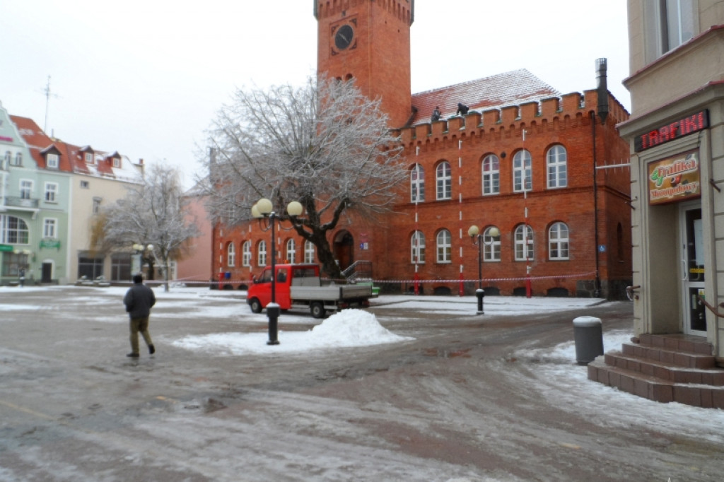 Sprzątanie po nocnych opadach śniegu