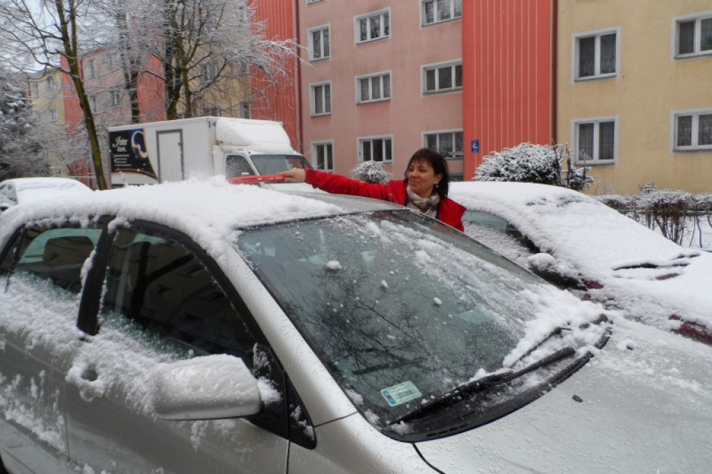 Sprzątanie po nocnych opadach śniegu