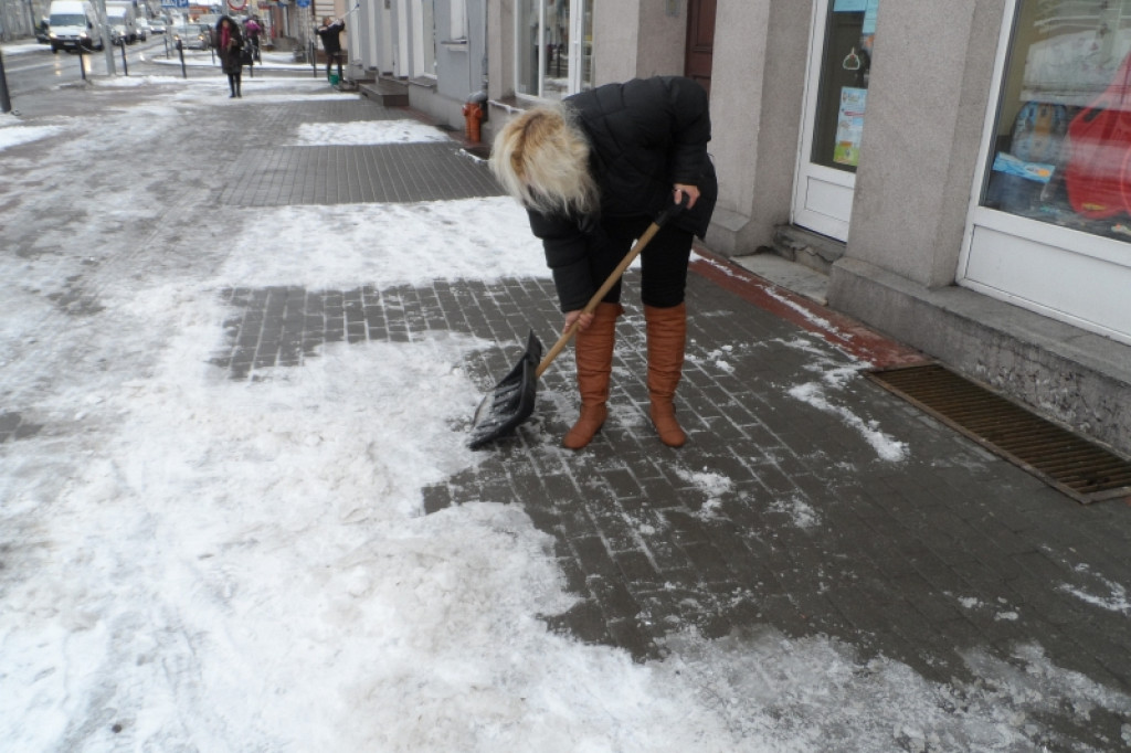 Sprzątanie po nocnych opadach śniegu