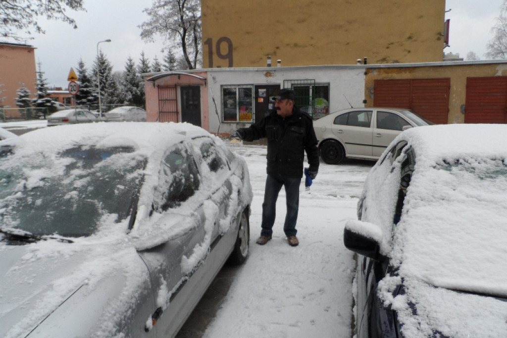 Sprzątanie po nocnych opadach śniegu