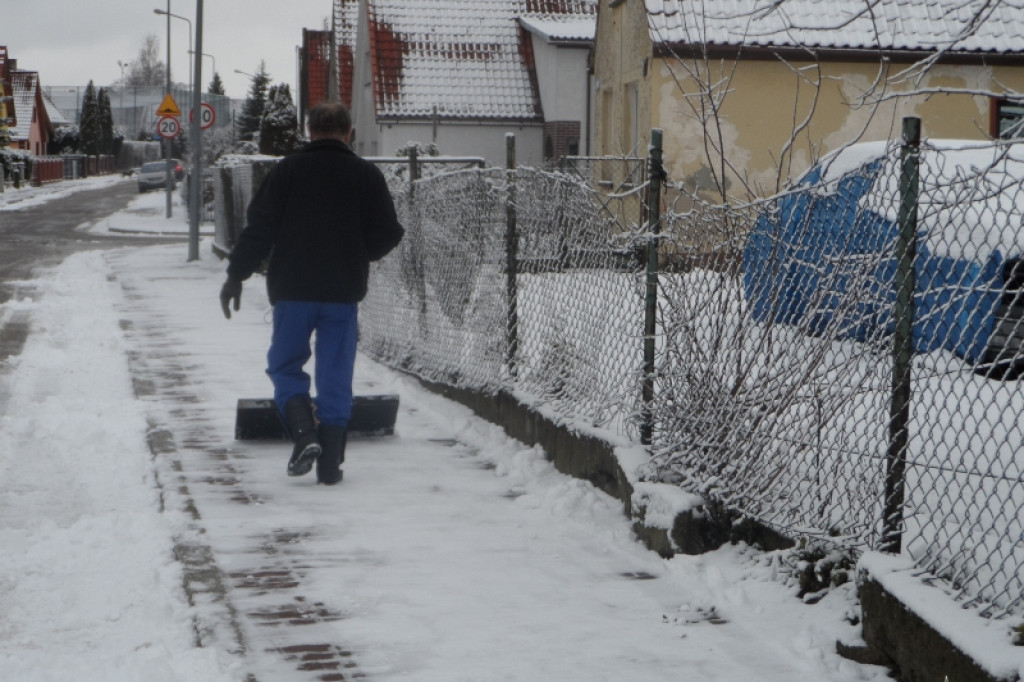 Sprzątanie po nocnych opadach śniegu