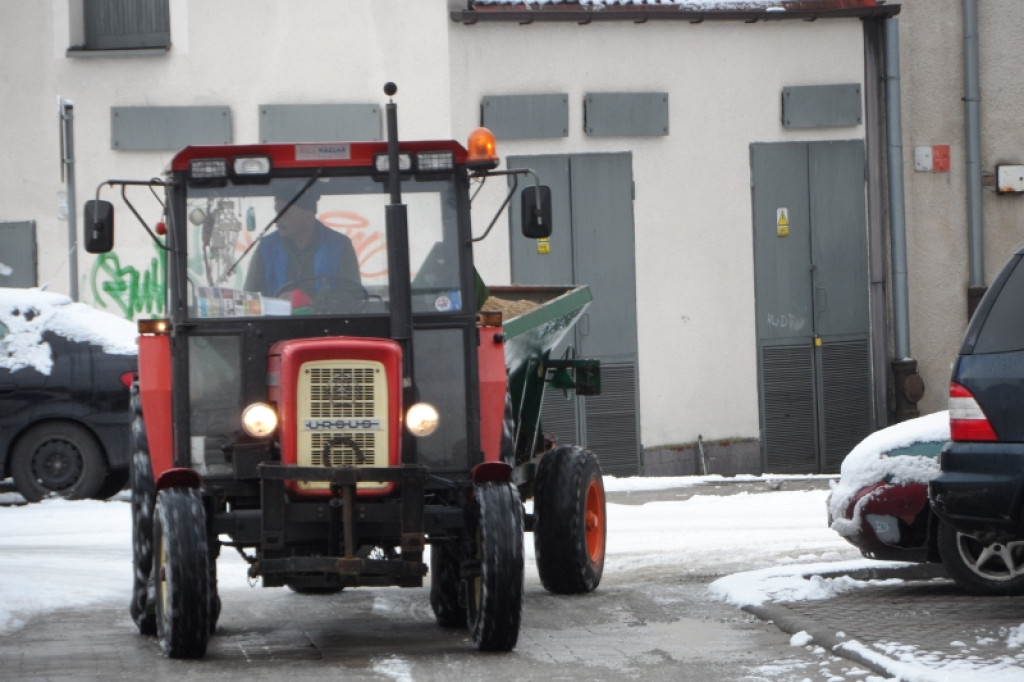 Sprzątanie po nocnych opadach śniegu