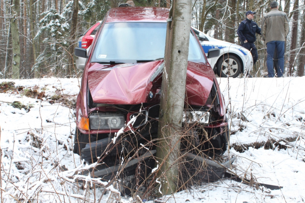Rozbite na słupie BMW