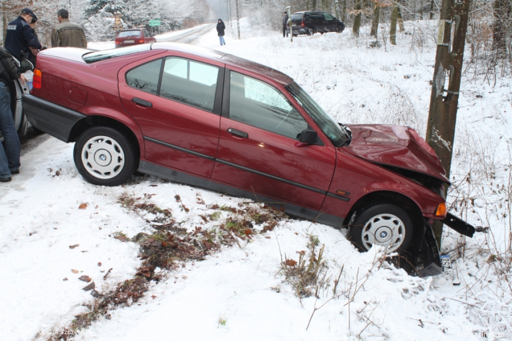 Rozbite na słupie BMW