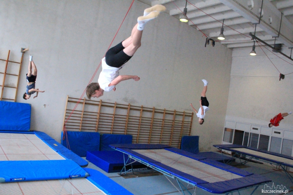 Zimowe ewolucje na trampolinach