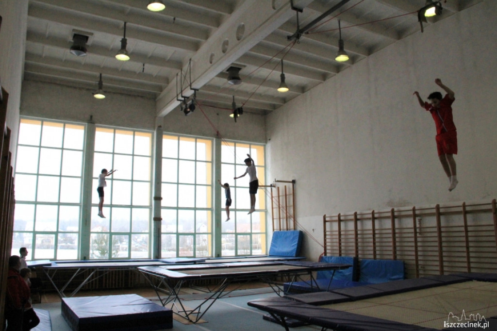 Zimowe ewolucje na trampolinach