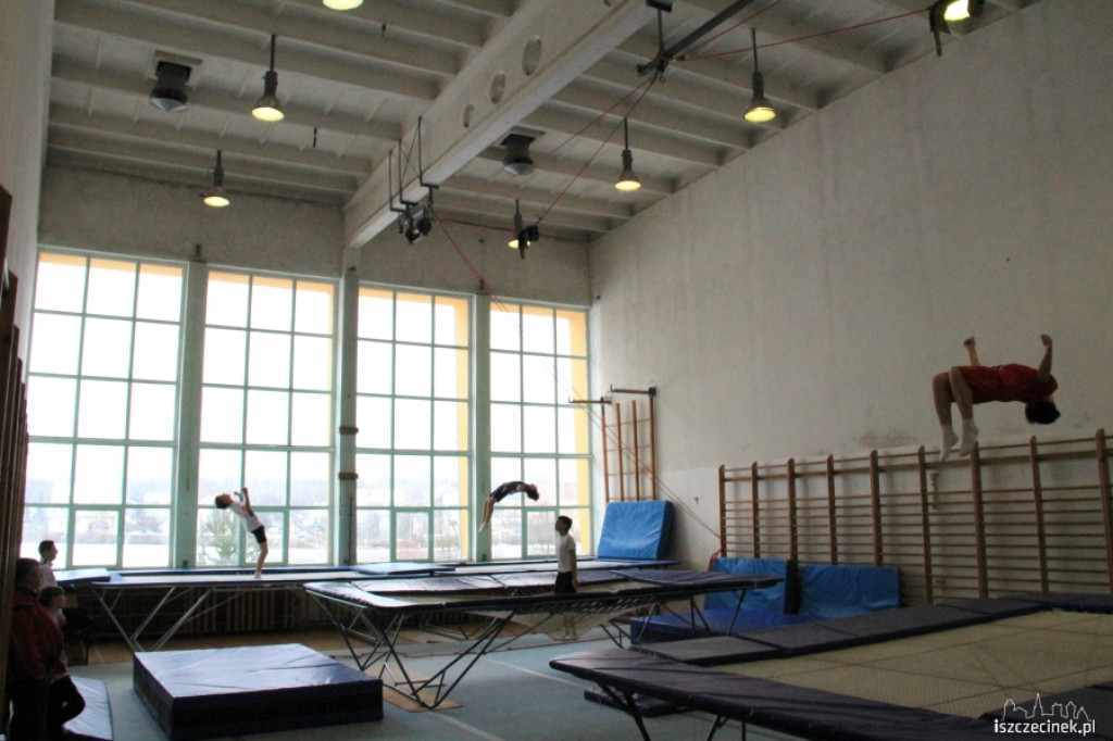 Zimowe ewolucje na trampolinach