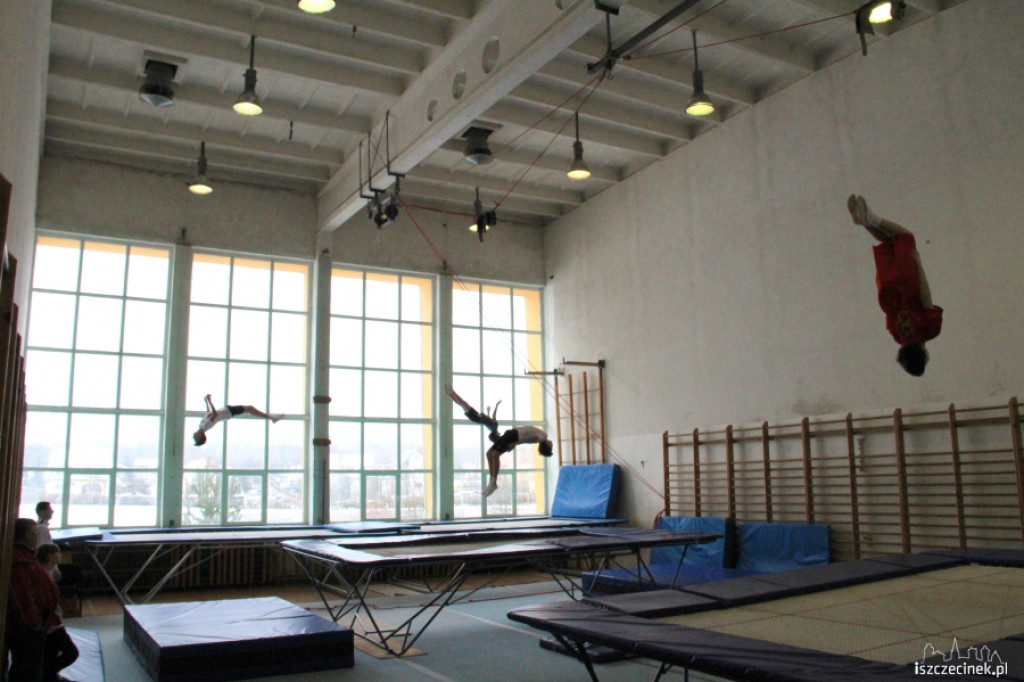 Zimowe ewolucje na trampolinach