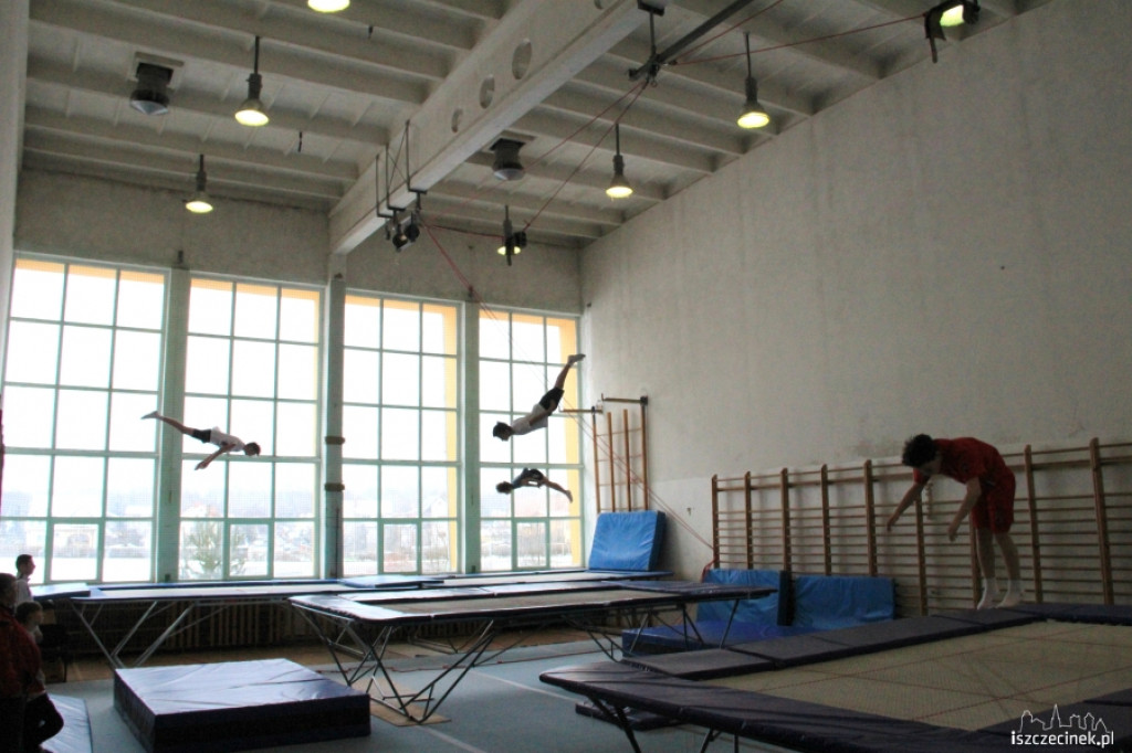 Zimowe ewolucje na trampolinach