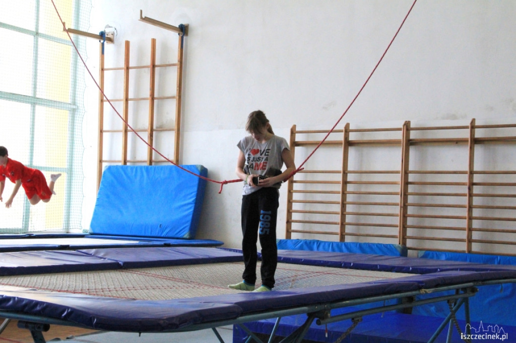 Zimowe ewolucje na trampolinach