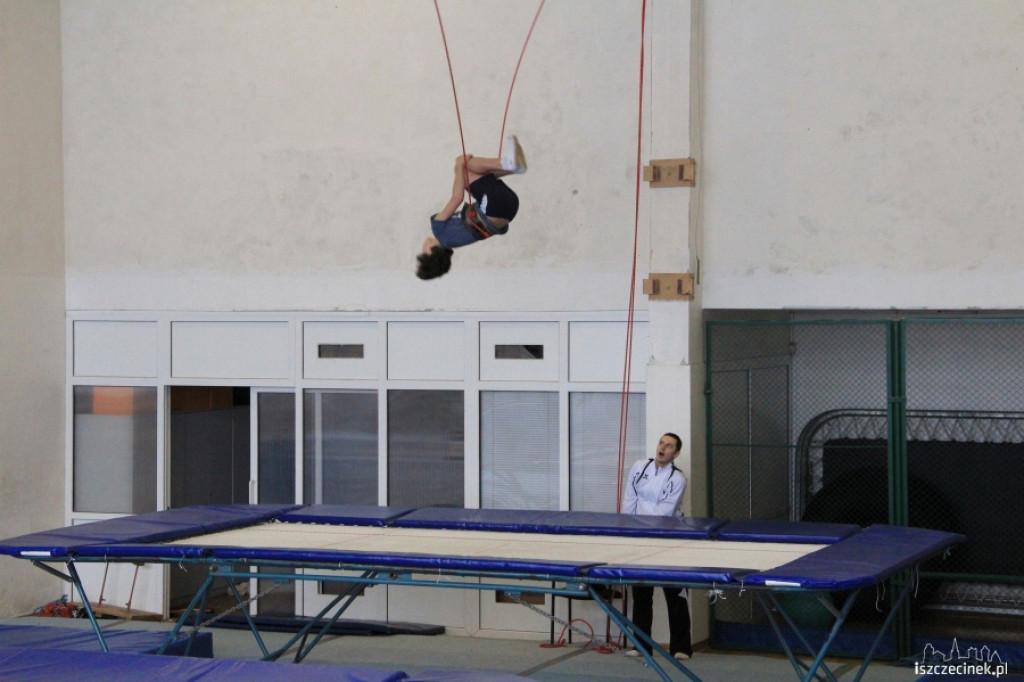 Zimowe ewolucje na trampolinach