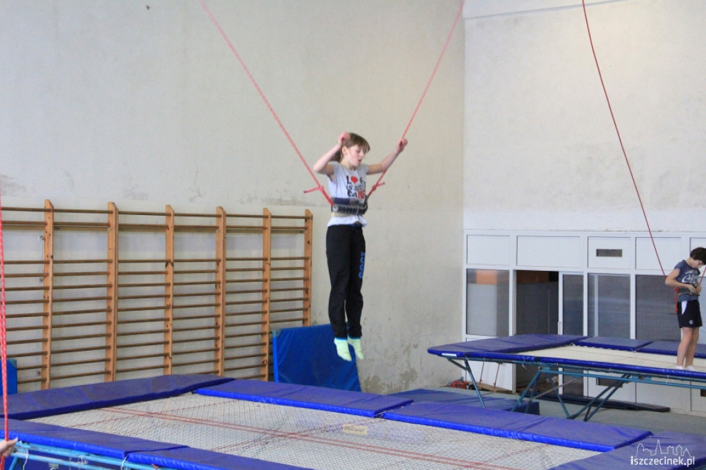 Zimowe ewolucje na trampolinach