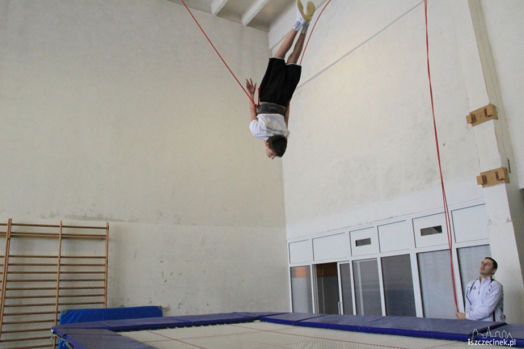 Zimowe ewolucje na trampolinach