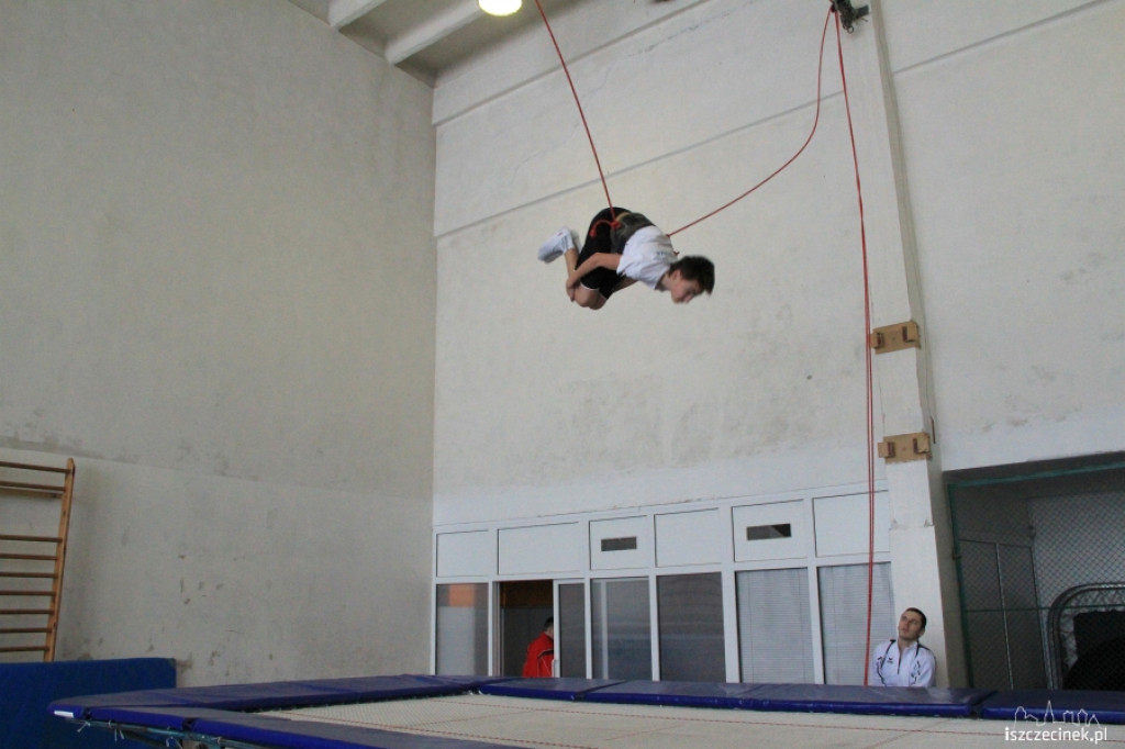 Zimowe ewolucje na trampolinach