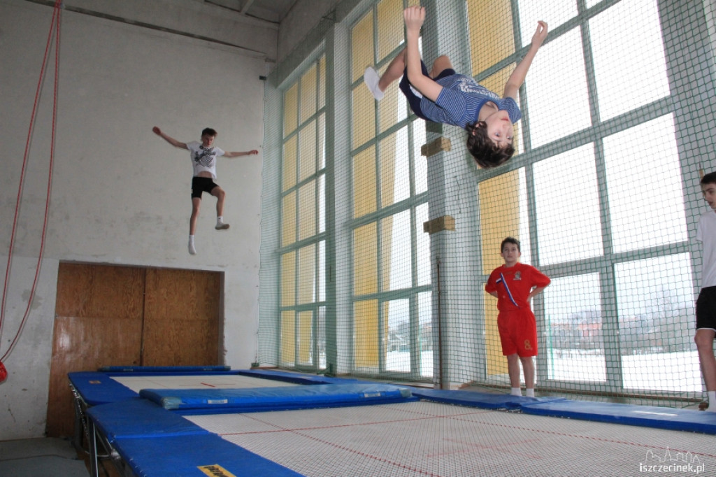 Zimowe ewolucje na trampolinach