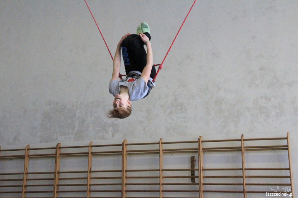 Zimowe ewolucje na trampolinach