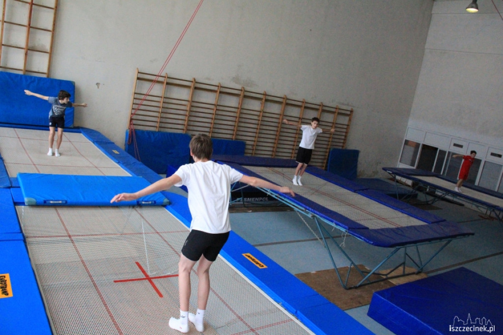 Zimowe ewolucje na trampolinach