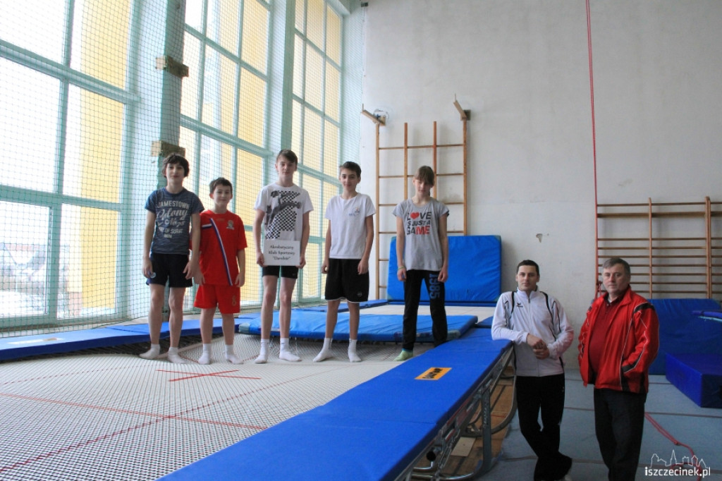 Zimowe ewolucje na trampolinach