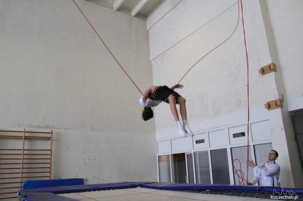 Zimowe ewolucje na trampolinach