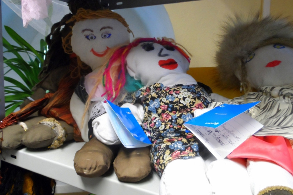 Szmaciane lalki z SP 1 pomogą dzieciom w Czadzie