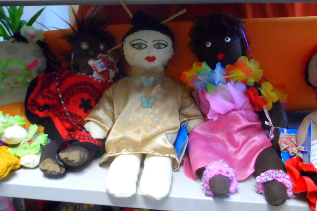 Szmaciane lalki z SP 1 pomogą dzieciom w Czadzie