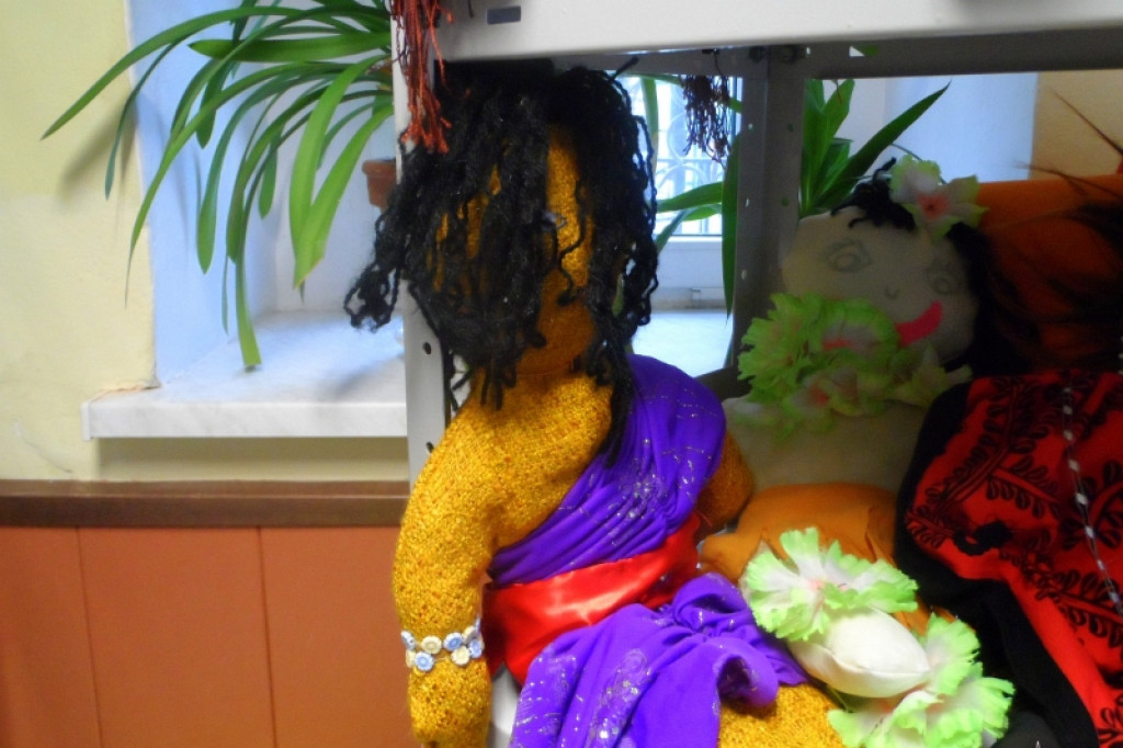 Szmaciane lalki z SP 1 pomogą dzieciom w Czadzie